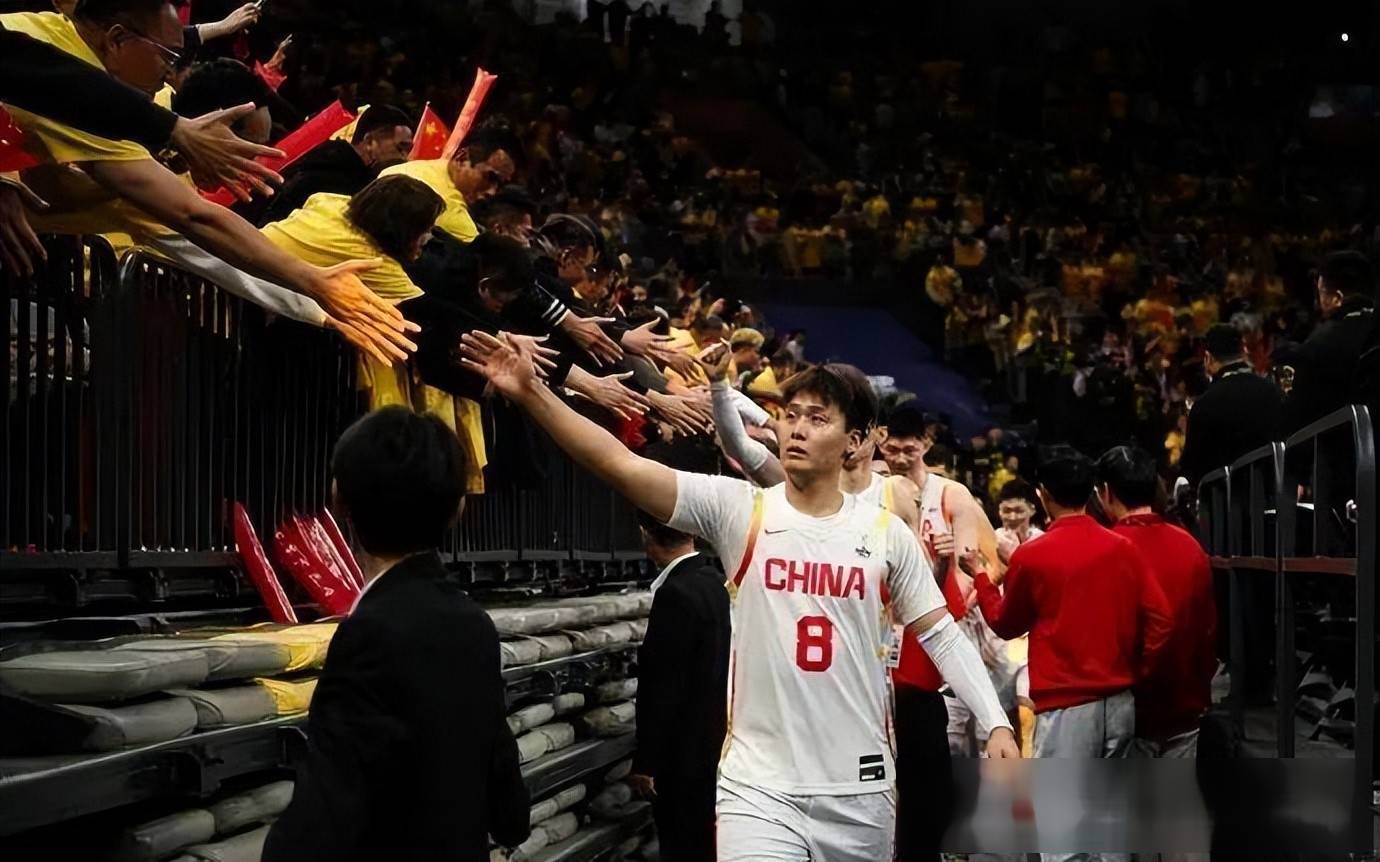  上海久事训练开放日，转会期官宣签约引欢呼，德甲在即，控场能力受关注